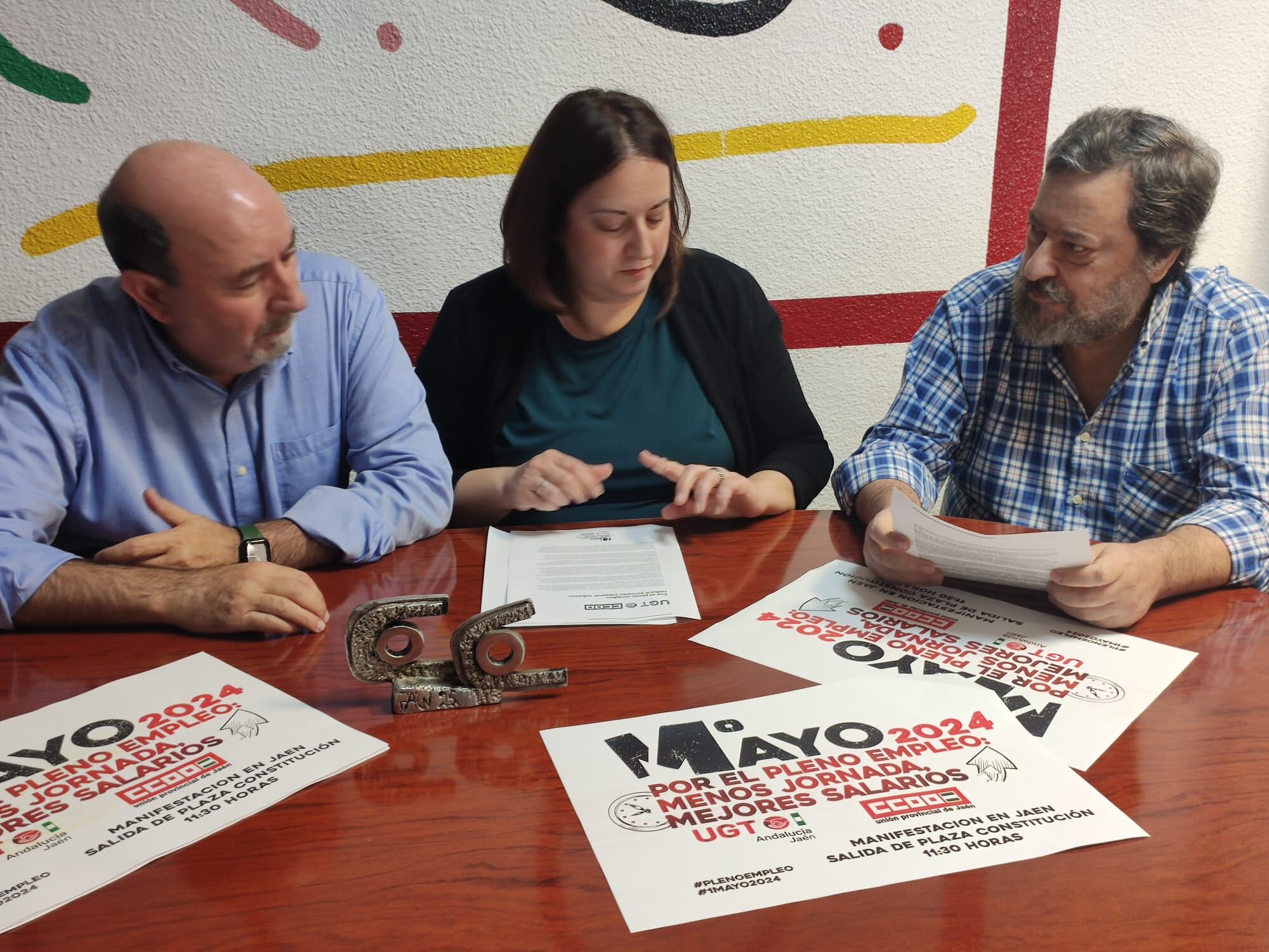 El secretario general de UGT Jaén, Manuel Salazar, su homóloga en CCOO, Silvia de la Torre, junto a un representante de Podemos Jaén, Juan Ortiz