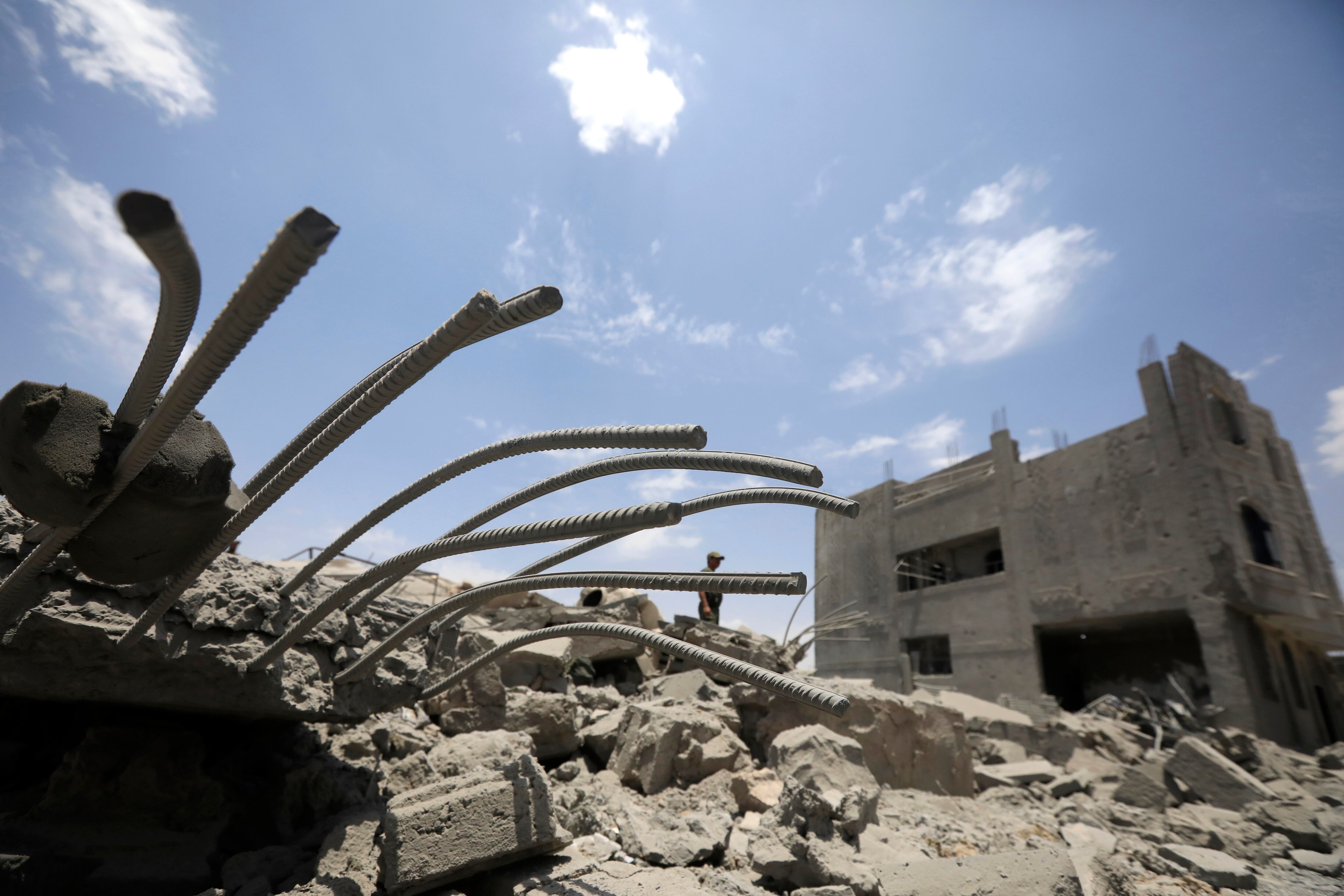 Un soldado yemení inspecciona los daños causados por un bombardeo de EEUU en Saná (Yemen).