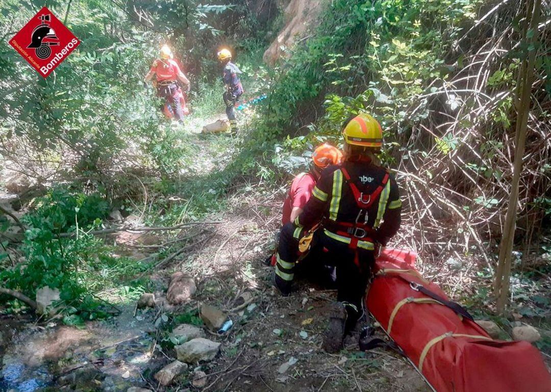 Los bomberos rescatan a un joven tras caer por un barranco en Alcoy.