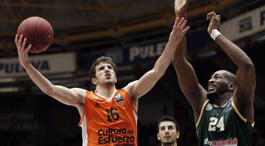 GRA451. VALENCIA, 19/01/2016.- El jugador del Valencia Basket, Guillem Vives (i), trata encestar ante el jugador del CSP Limoges, Ali Traore, durante el partido correspondiente a la tercera jornada de la segunda fase de la Eurocopa, que han disputado esta