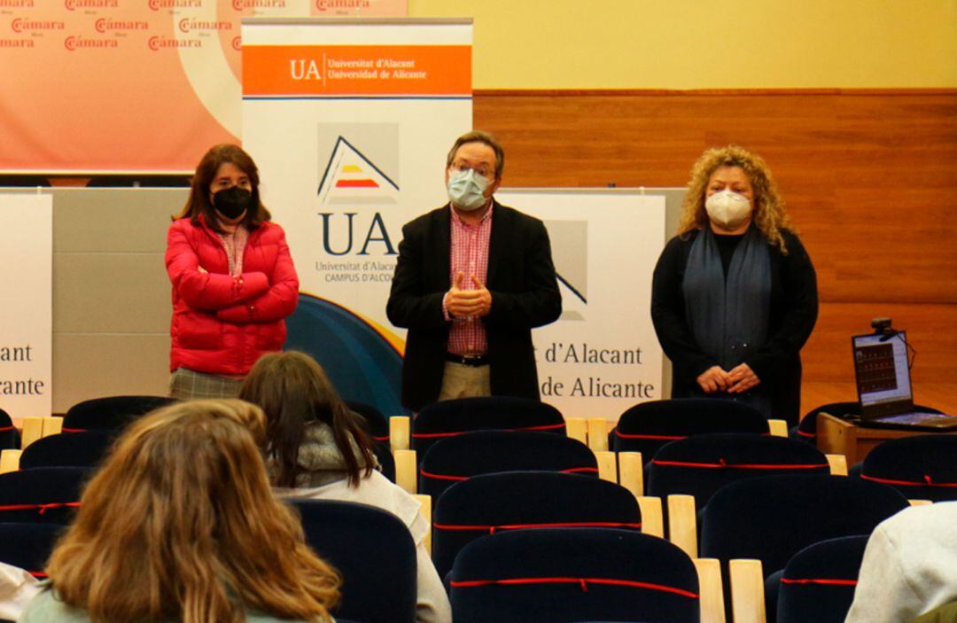 Alumnos del grado de Magisterio de Educación Infantil del campus de Alcoy de la UA se reunieron la pasada semana con la nueva rectora, Amparo Navarro (a la izquierda) y otros representantes de la UA en la sede situada en la Cámara de Comercio de Alcoy.