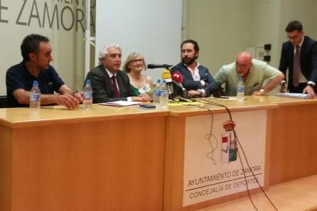 Alfredo Ruiz, uno de los representantes del Grupo Vivir, se dirige a la Asamblea de Socios del Zamora CF