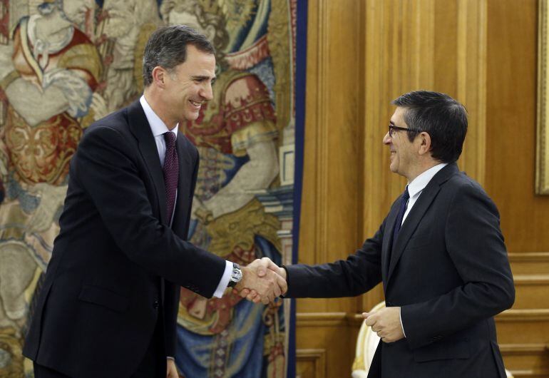 El rey Felipe VI recibió al presidente del Congreso, Patxi López, en el Palacio de la Zarzuela, el pasado 2 de febrero de 2016.