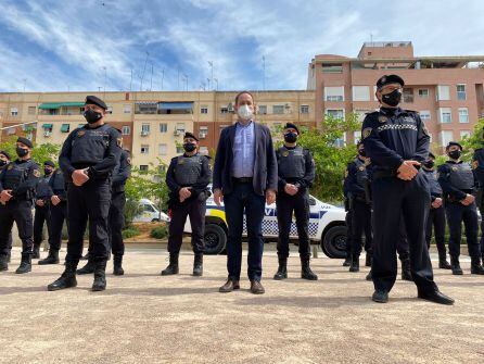 Concejal de Protección Ciudadana, Aarón Cano, junto a agentes de la Policía Local de València