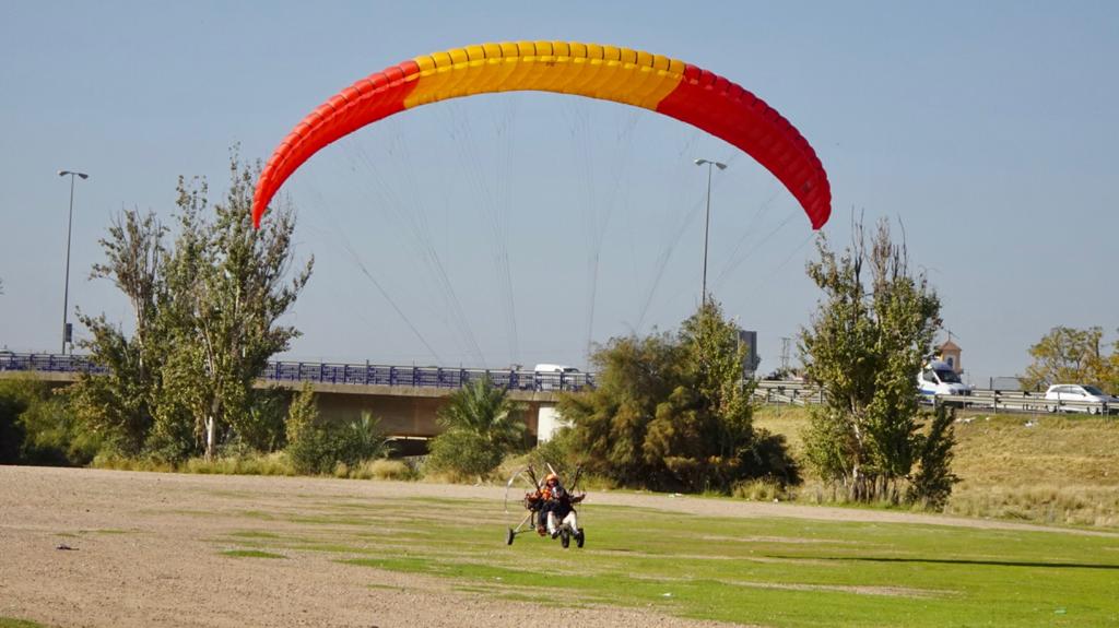 Rafael Tena despega del arenal con un cliente en un paramotor biplaza. Córdoba Vuela