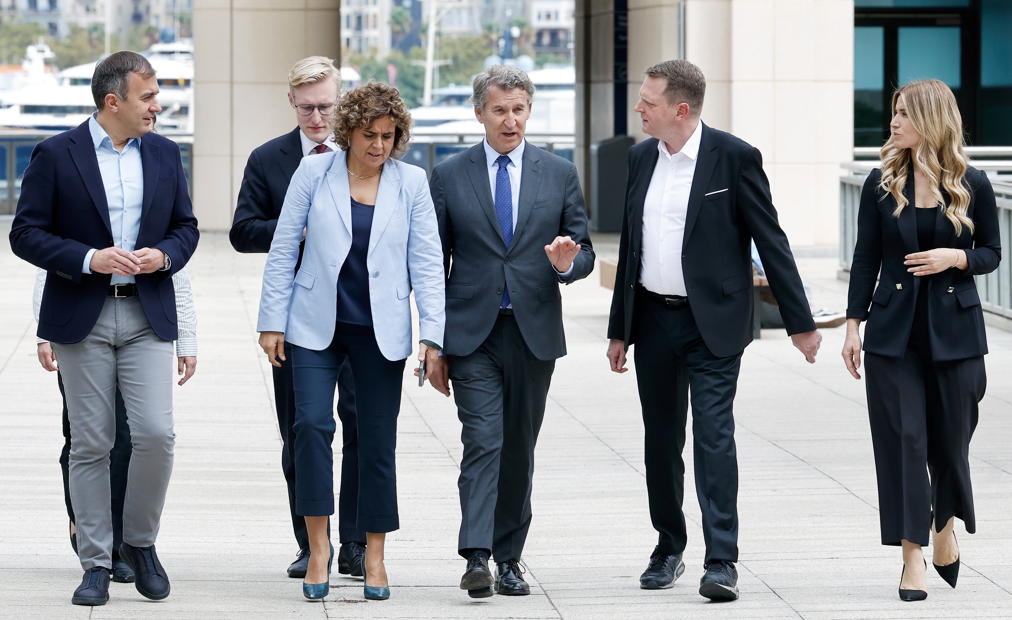 El presidente del PP, Alberto Núñez Feijóo (c), acompañado por la secretaria general del PPE, Dolors Montserrat (2i) y del alemán Christian Kremer (2d), jefe de la Oficina Internacional de la CDu, durante el encuentro celebrado este jueves, organizado por el Partido Popular Europeo en Barcelona.