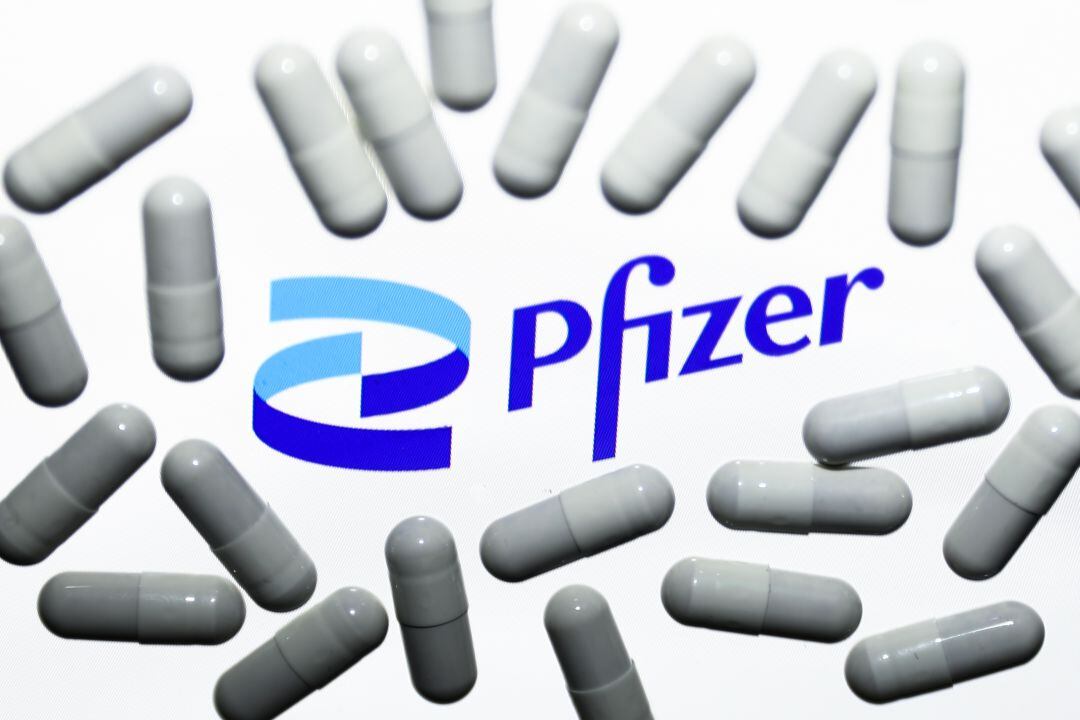 El logo de Pfizer, entre cápsulas.