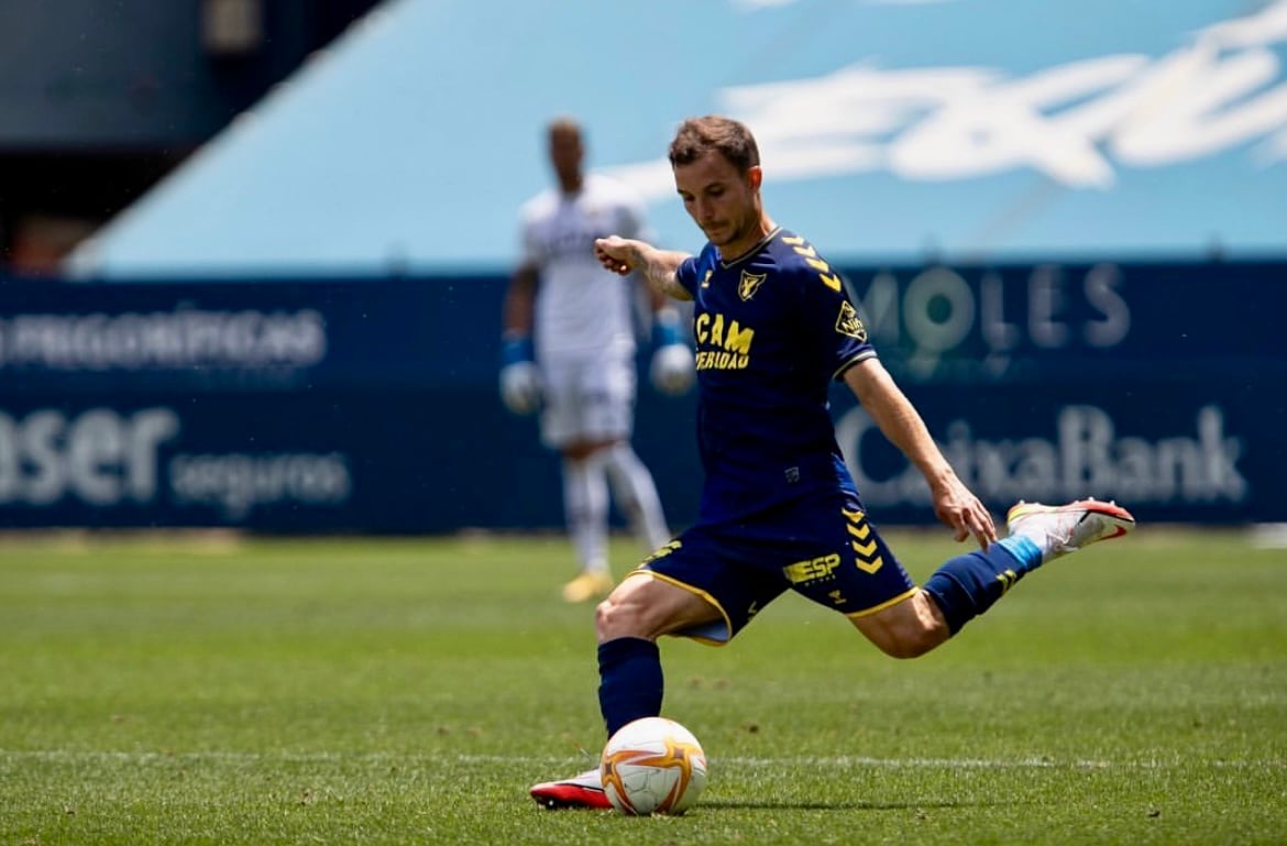 Felipe Rodríguez Chacartegui golpea un balón en el UCAM Murcia