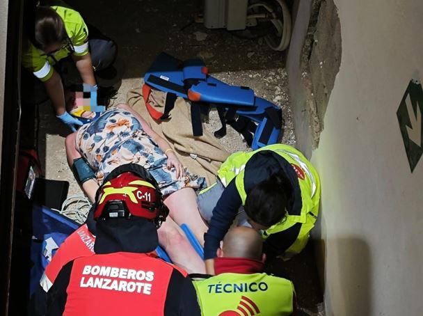 Bomberos y personal sanitario atendiendo a una mujer precipitada desde una terraza a cuatro metros de altura en Lanzarote.