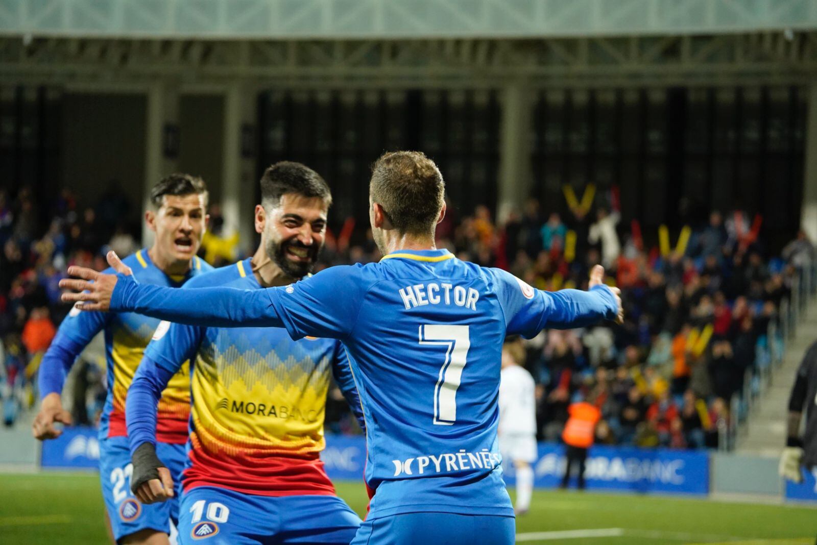 Carlos Martínez i Héctor Hevel celebrant el primer gol de l'FC Andorra.