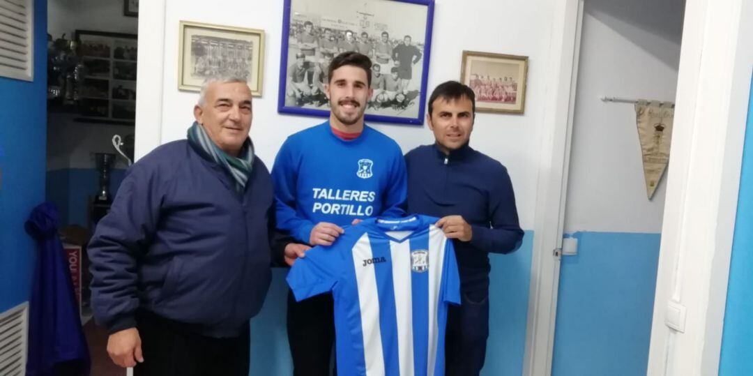 Cárdenas posando con la camiseta del Jerez Industrial CF