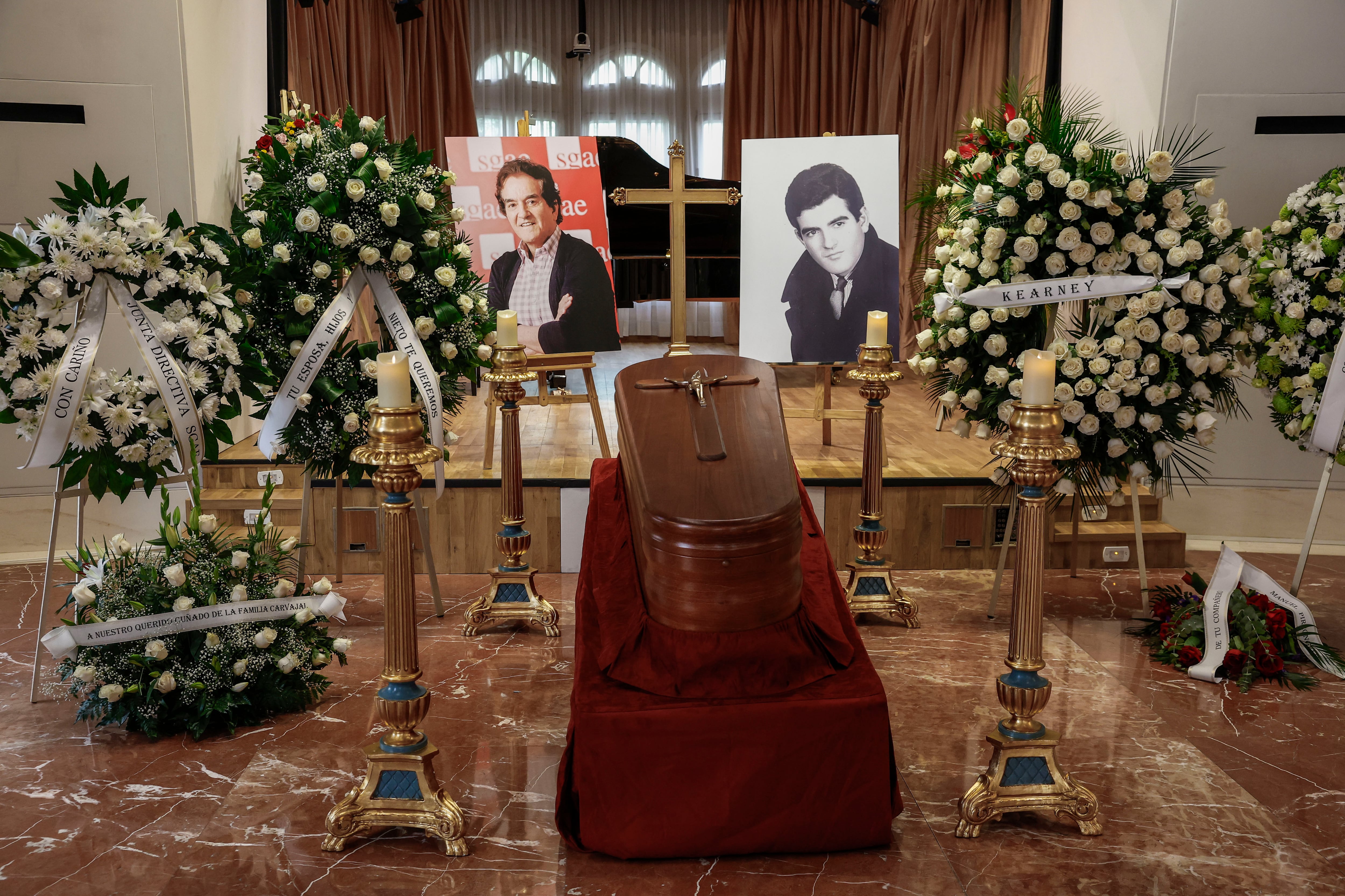 Féretro del cantante Manuel de la Cava, miembro del Dúo Dinámico, en la sede principal de la SGAE en Madrid