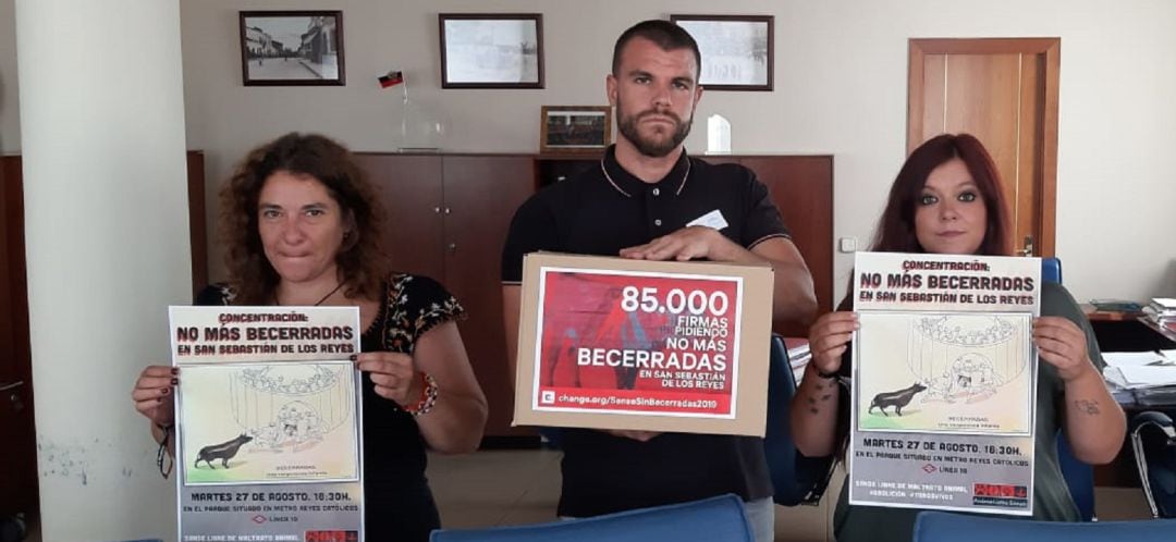 Entrega de 85.000 firmas contra las becerradas en San Sebastián de los Reyes