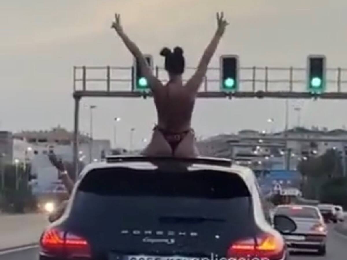 El conductor del coche sobre la que iba una chica en bikini en Marbella se enfrente a una pena de hasta dos años de prisión