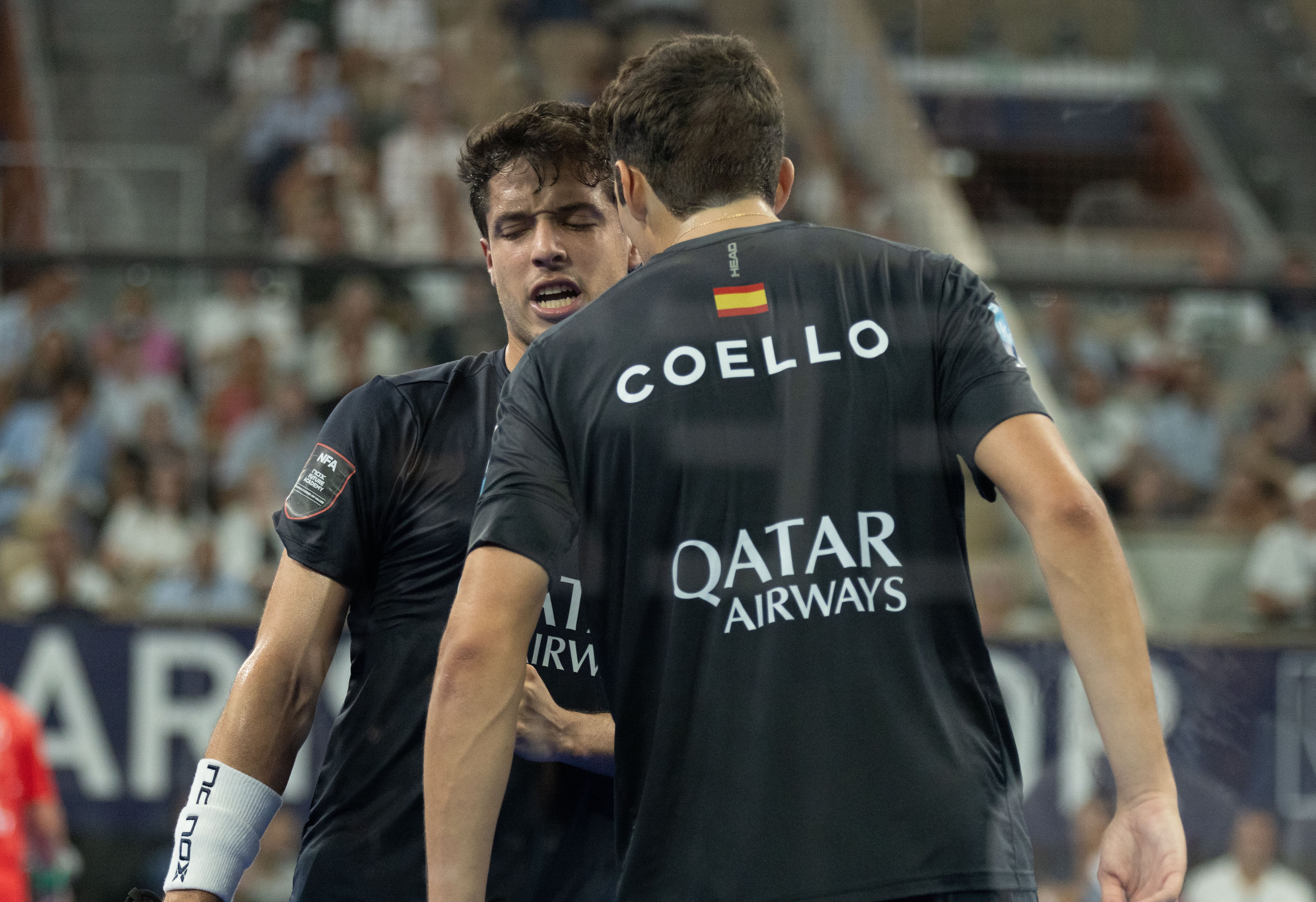 Arturo Coello y Agustín Tapia celebran el triunfo en la final del Paris Premier Padel Major en Roland Garros