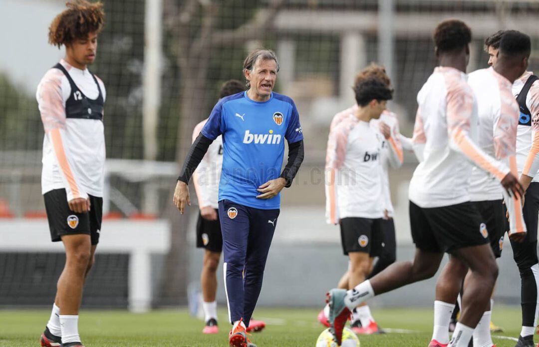 Chema Sanz, dirigiendo un entrenamiento del Mestalla. 