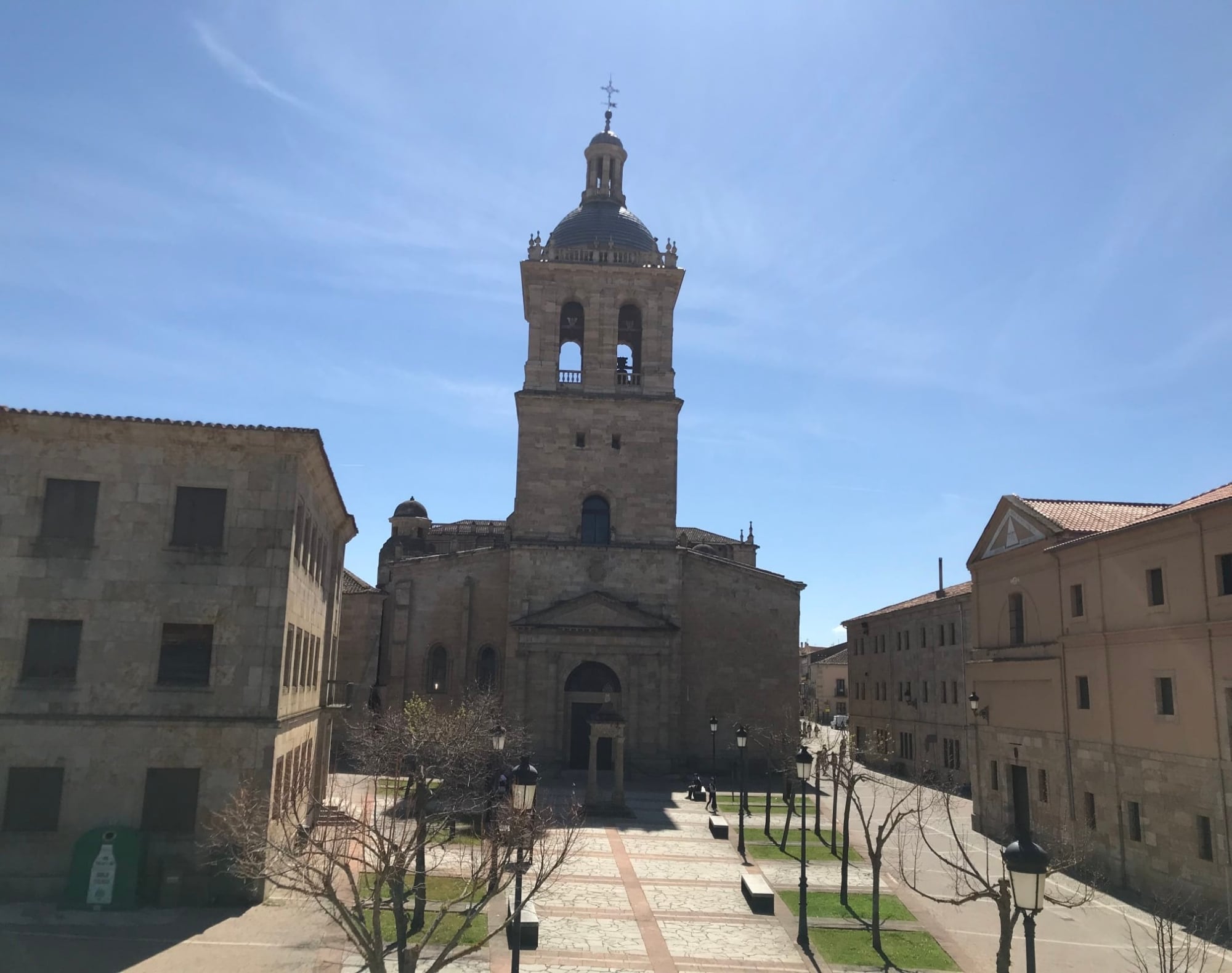 Catedral de Ciudad Rodrigo. Delante, el monumento con cuatro columnas que recuerda a los voluntarios abulenses que lucharon en la defensa de esta localidad