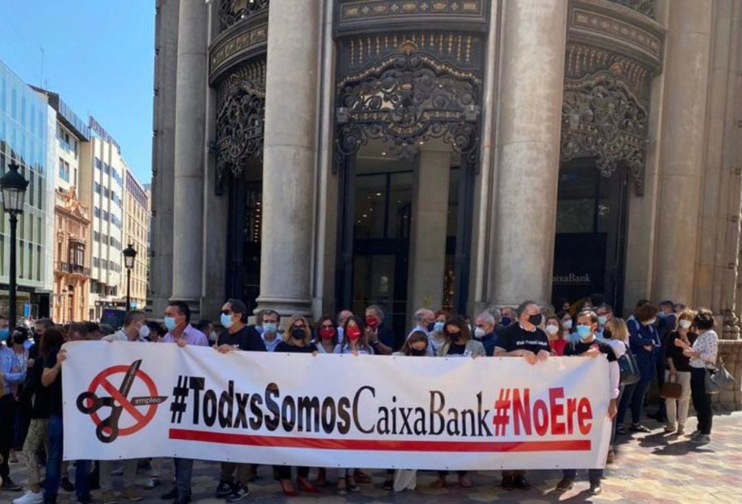 Concentración de trabajadores de Caixabank este lunes en València