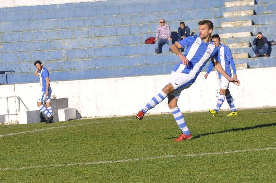 Álex durante un partido esta temporada en La Juventud