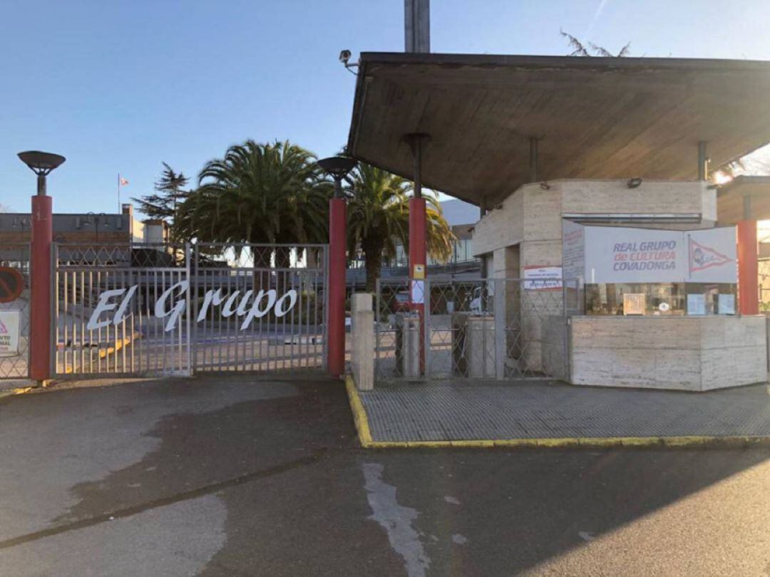 Entrada principal del Grupo Covadonga, en Las Mestas. 