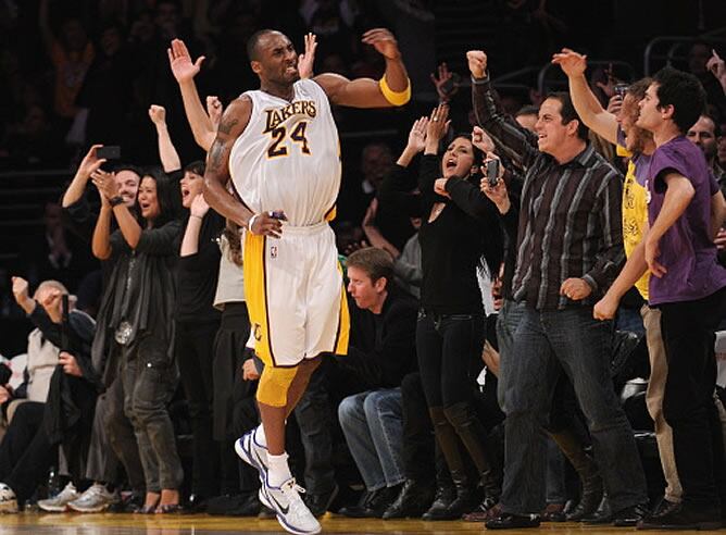 Kobe celebra una canasta