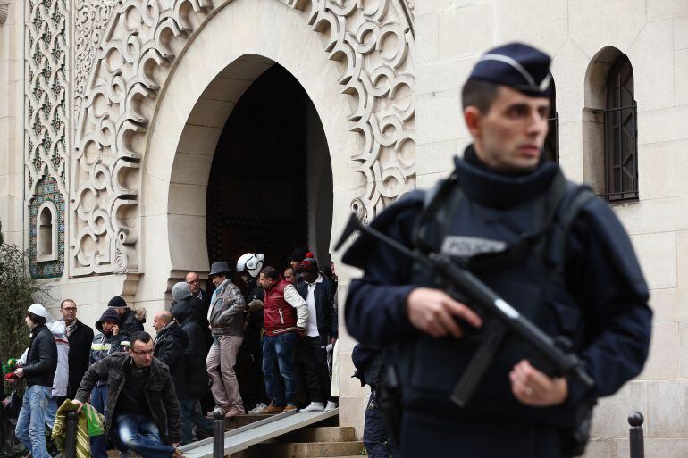 PARIS, FRANCE - JANUARY 09:  Armed police officers stand outside the Grand Mosque on January 9, 2015 in Paris, France.  Both sieges in France are now believed to be over following operations by special forces police. (Photo by Dan Kitwood/Getty Images)