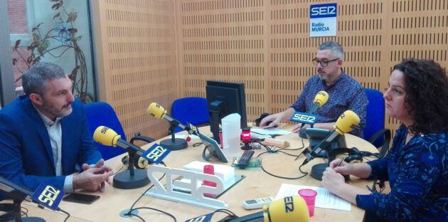 Óscar Urralburu en un momento de la entrevista en Hoy por hoy, con Paco Sánchez y Maica Sánchez
