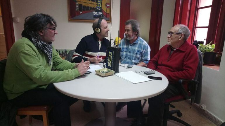 Colaboradores del programa Con la casa en la mochila del taller de radio del Albergue Municipal de Zaragoza