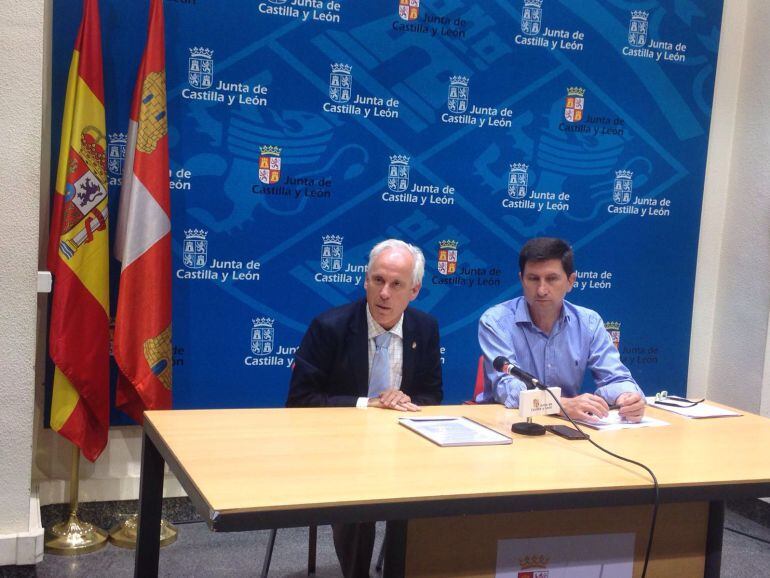 El delegado territorial de la Junta de Castilla y León, Luis Domingo González, y el gerente provincial del Servicio Público de Empleo de Castilla y León (ECyL), José Manuel Barrientos