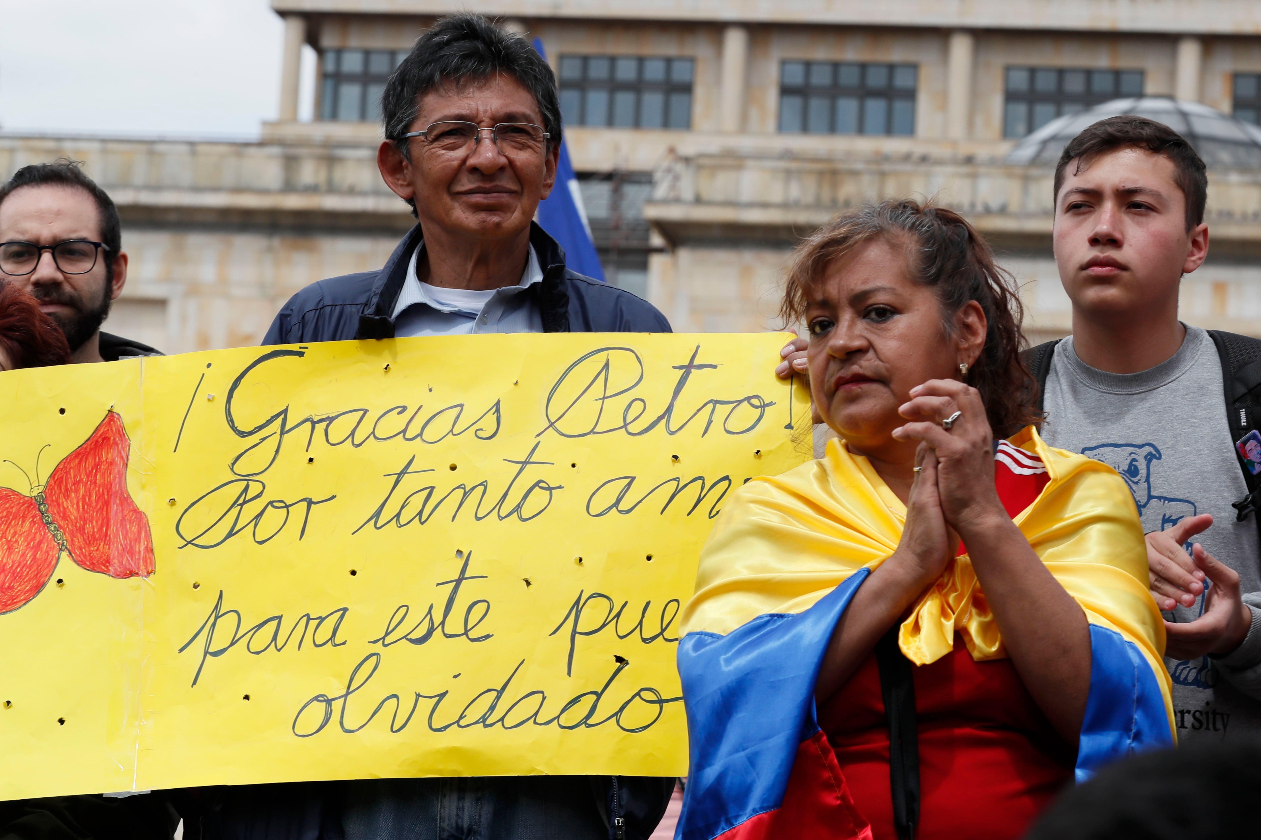 Seguidores del presidente de Colombia, Gustavo Petro, marchan para mostrar su apoyo al cumplirse los primeros 100 días de su llegada al cargo