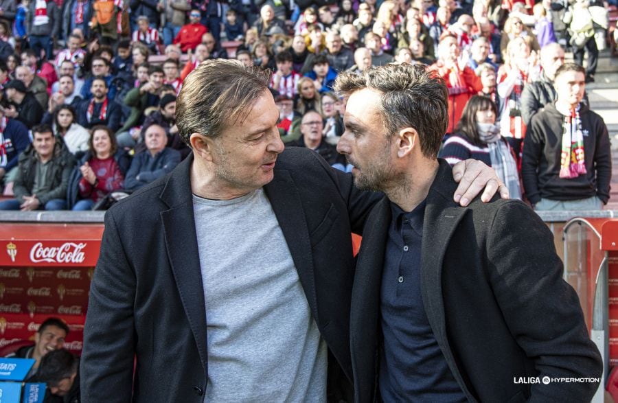 Cristóbal Parralo saluda a Rubén Albés antes del Sporting de Gijón-Racing en El Molinón (foto: LaLiga Hypermotion)