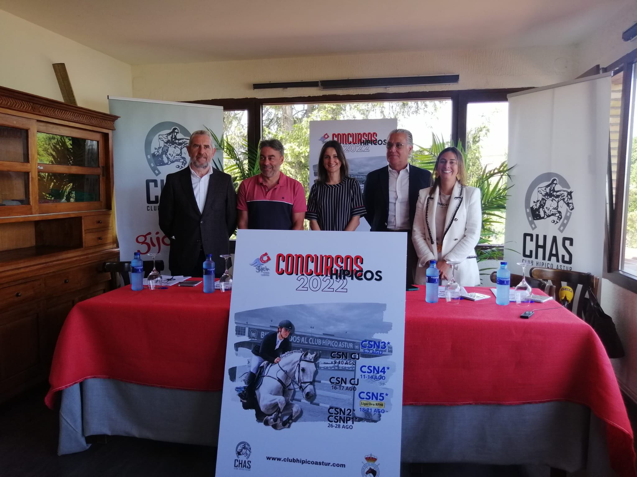 Mario Arias (presidente del CHAS), Ramón Tuero (concejal de Deportes), Aida Nuño (Directora General de Deportes del Principado), Jesús Kocina (codirector del Gijón Horse Jumping) y la Ana Palacios (presidenta de la Federación Asturiana de Hípica) presentaron los concursos del Gijón Horse Jumping