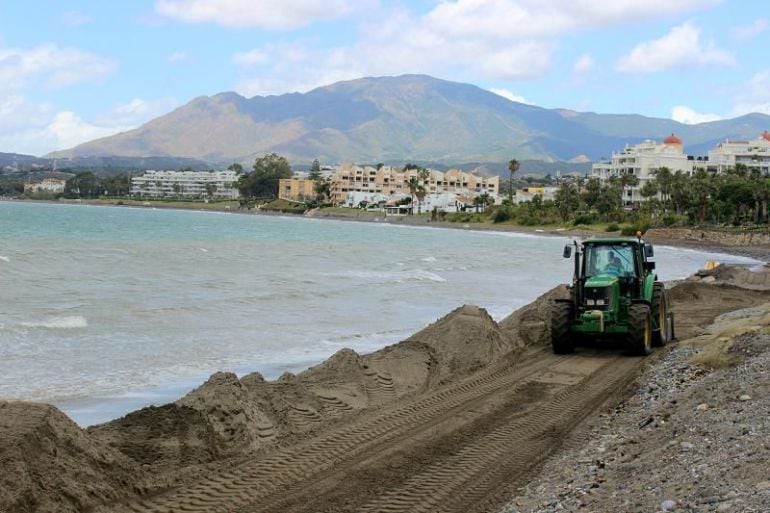 Imagen de archivo de una excavadora trabajando en las playas de Málaga