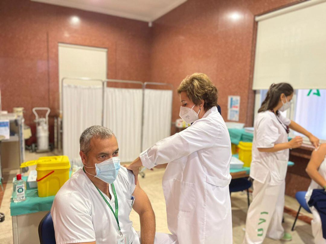 El personal sanitario de Granada recibe la dosis de refuerzo de la covid. En la imagen, inyección al José Miguel Pérez, jefe de la UCI del hospital Virgen de las Nieves de Granada