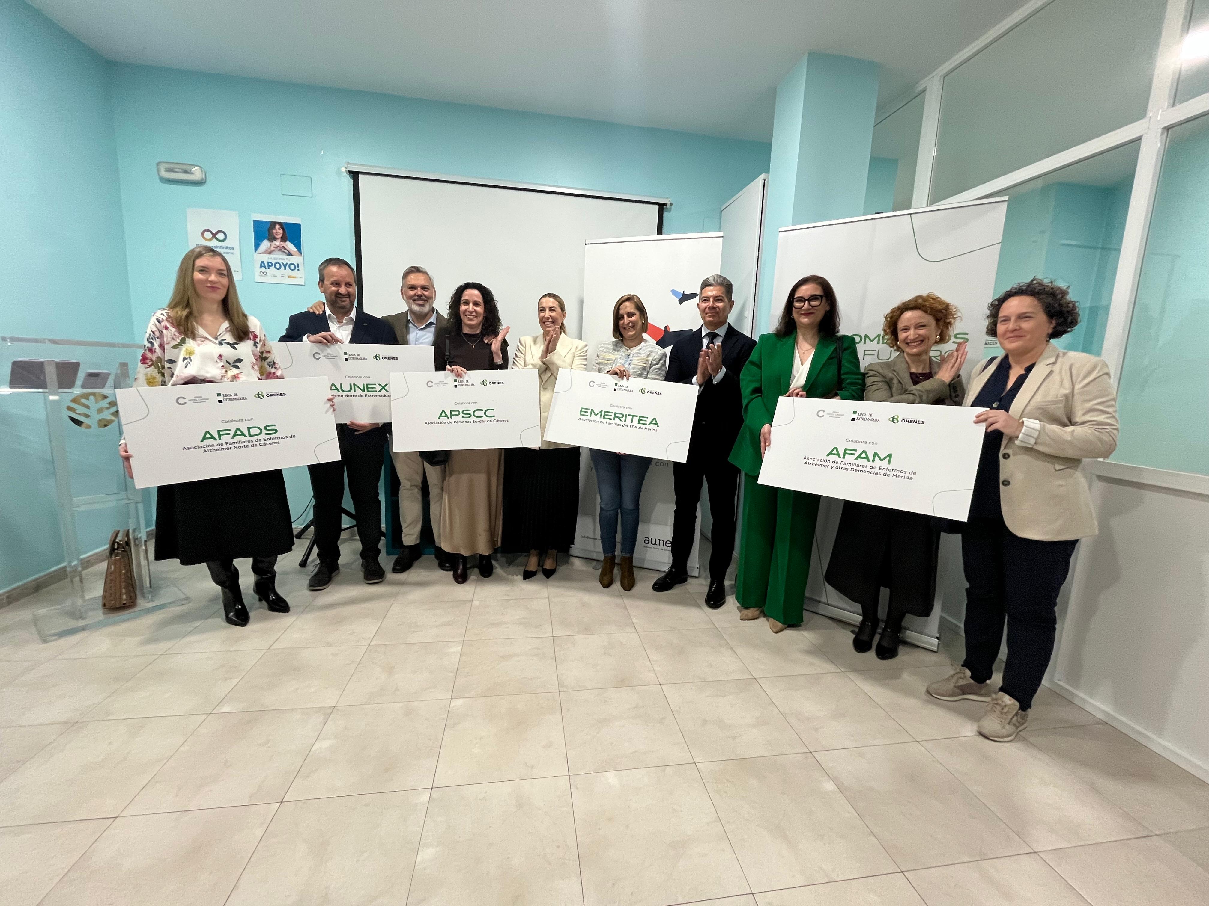 La presidenta de la Junta de Extremadura posa junto con el alcalde de Plasencia y los representantes de las asociaciones beneficiadas.