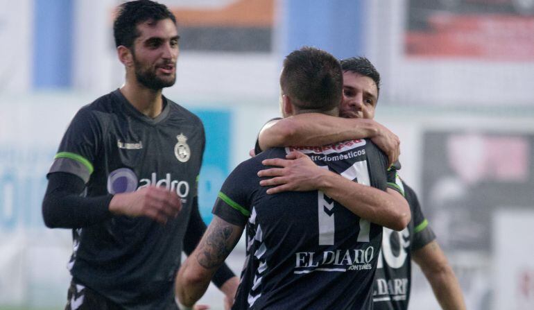 Bontempo y Santamaría felicitan a Dani Aquino, tras anotar éste el gol de la victoria del Racing en el 92&#039;.