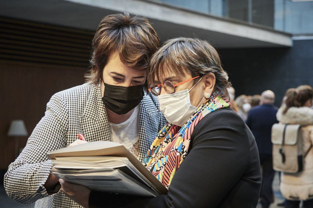 La parlamentaria de Podemos Ainhoa Aznárez (i), y la portavoz de Izquierda-Ezkerra en el Parlamento de Navarra, Marisa de Simón (d).