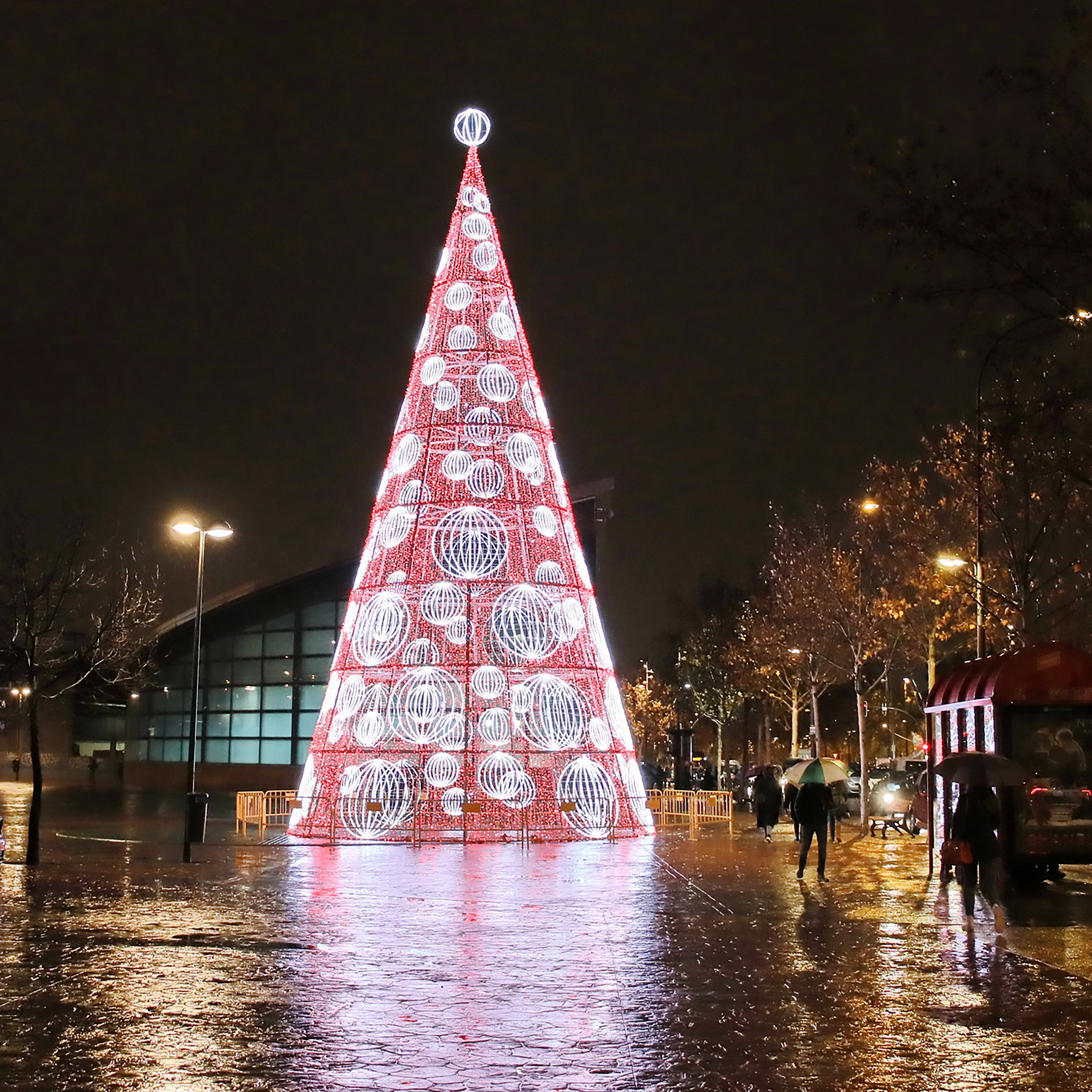 La ráplica de árobles navideños iluminados es uno de los grandes atractivos de la decoración en Getafe