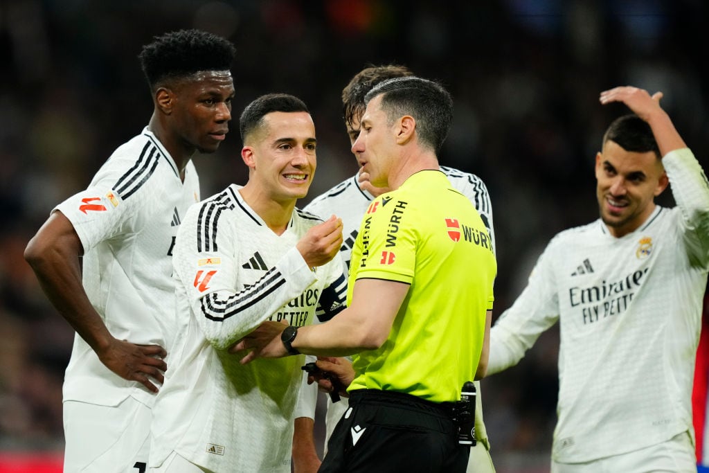 Jugadores del real Madrid protestando al árbitro en el Real Madrid-Atlético de Madrid.