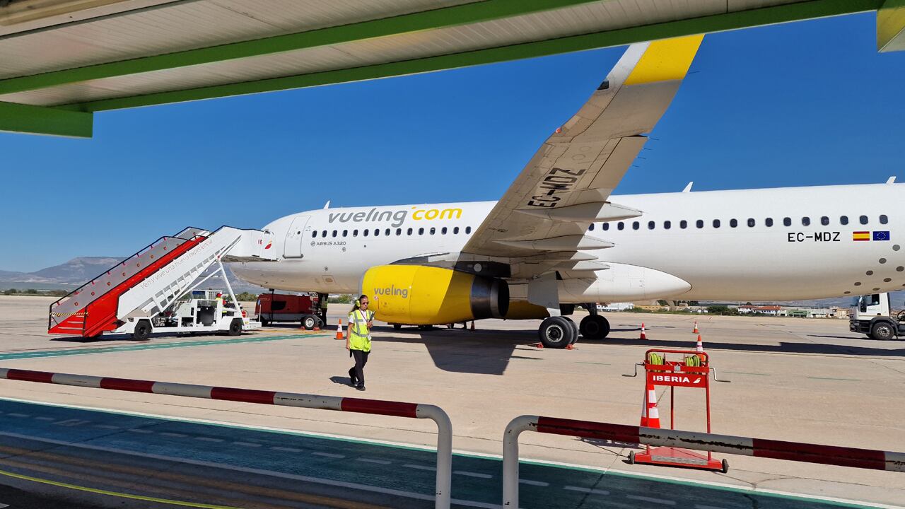 Un avión de Vueling en las pistas del Aeropuerto Granada-Jaén