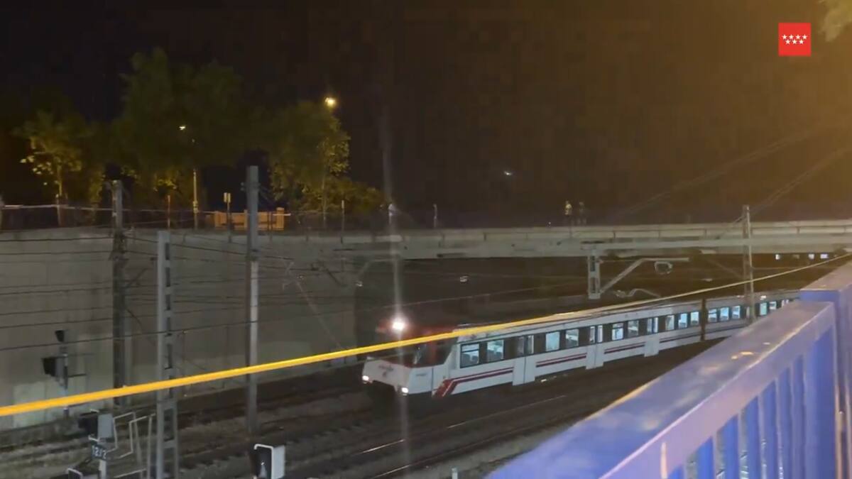 Un joven de 17 años, herido grave tras caer por accidente desde un puente y electrocutarse en las vías del tren en Fuenlabrada