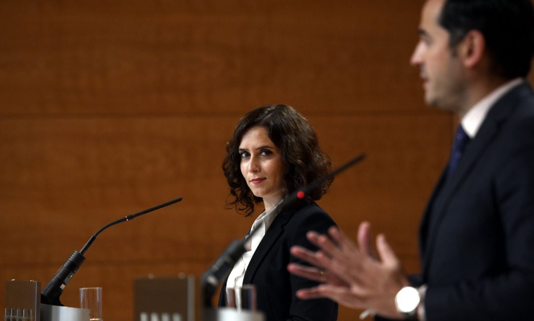 La presidenta de la Comunidad de Madrid, Isabel Díaz Ayuso, y el vicepresidente, consejero de Deportes, Transparencia y portavoz, Ignacio Aguado, comparecen en rueda de prensa en la Casa Real de Correos, en Madrid.