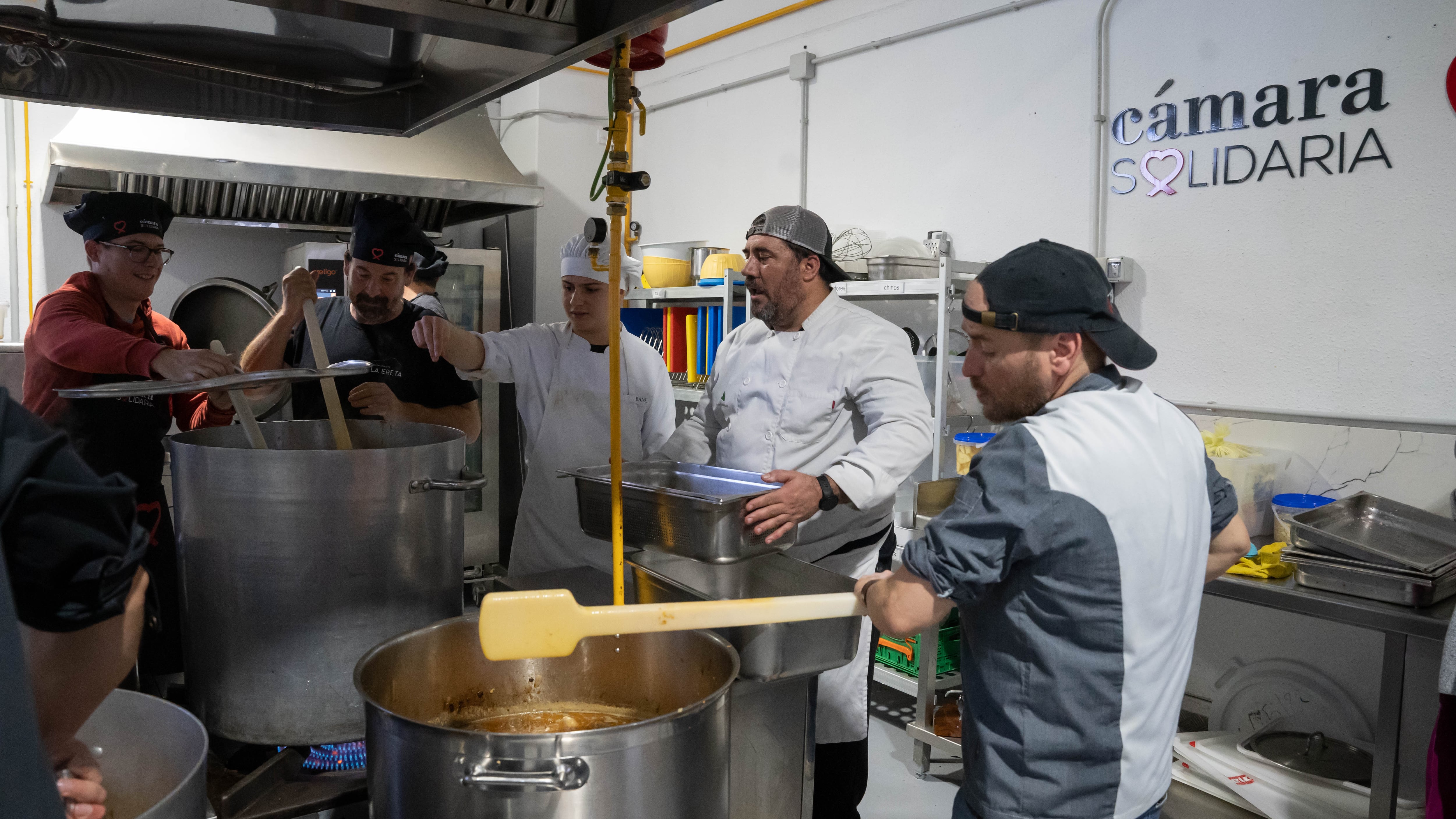 El chef Dani Frías en los fogones junto a cocineros voluntarios llegados desde Andalucía.