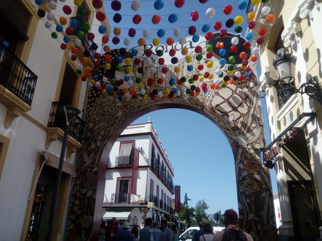 La carrera Espinel ya luce muy colorida para acoger el fin de semana taurino que vivirá la ciudad del Tajo