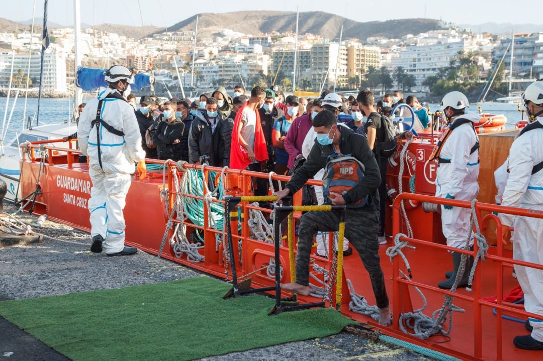 Imagen de archivo de trabajadores de Cruz Roja ayudando en el muelle de Arguineguín a trasladar a migrantes que han sido interceptados en aguas canarias