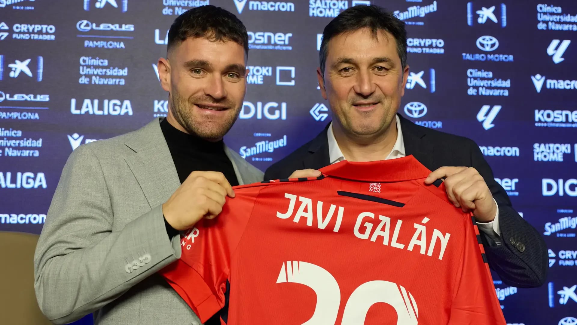 Javi Galán, jugador de Osasuna (izda), junto al director deportivo, Braulio Vázquez