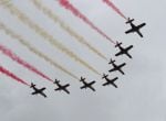 -FOTODELDIA- GRAF5209. MADRID, 12/10/2018.- Las siete aeronaves de la patrulla Águila, durante el desfile del 12 de octubre, uno de los actos conmemorativos del Día de la Fiesta Nacional, en el que participan este año cerca de 4.000 soldados de los tres Ejércitos y la Guardia Civil, así como 152 vehículos. Las condiciones meteorológicas de hoy en Madrid han obligado a suspender la práctica totalidad del desfile aéreo previsto. EFE/ ZIPI