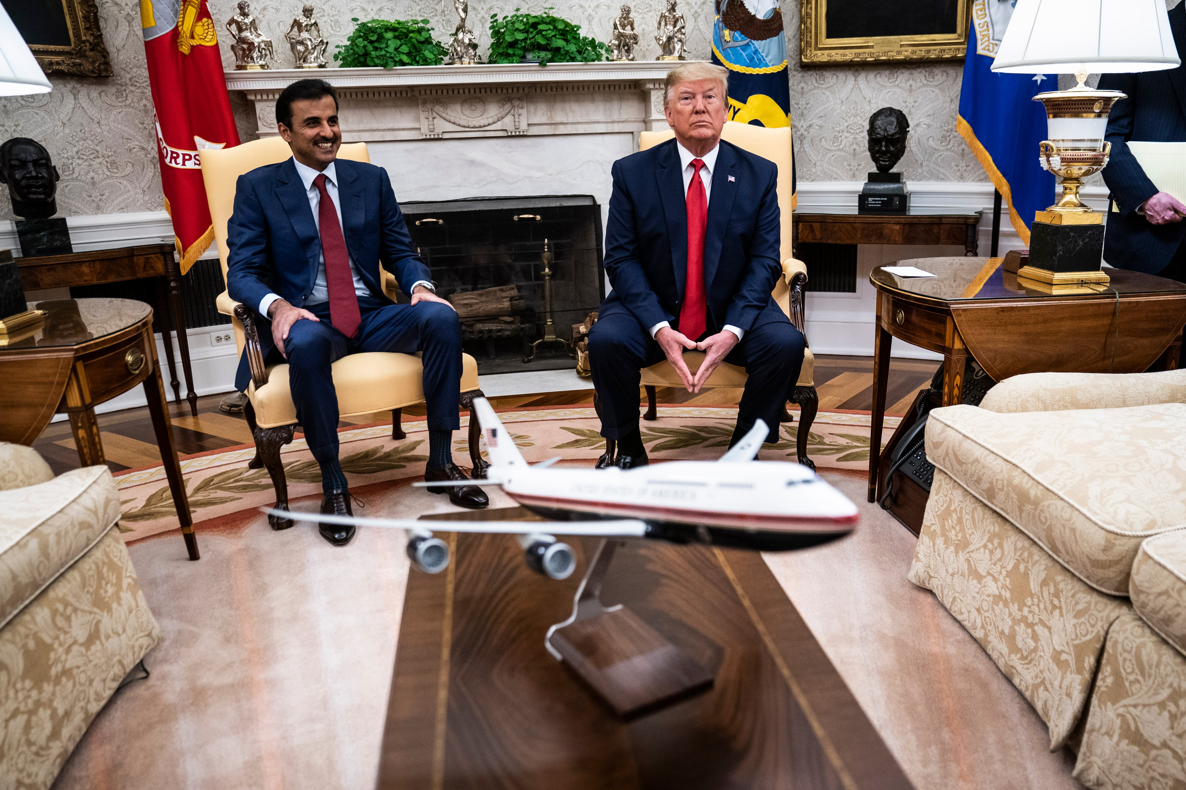 El presidente de Estados Unidos, Donald Trump, con el emir de Catar, Tamim Bin Hamad Al Thani, en el Despacho Oval de la Casa Blanca en 2019. Jabin Botsford/The Washington Post.