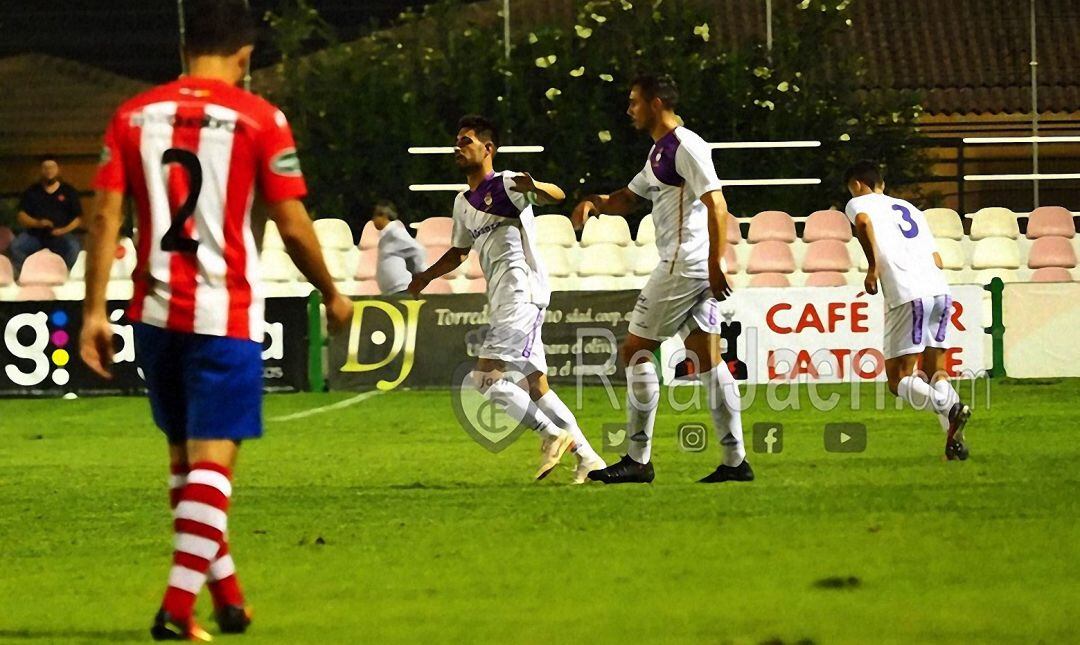 Dos jugadores del Real Jaén celebran un gol durante el partido.