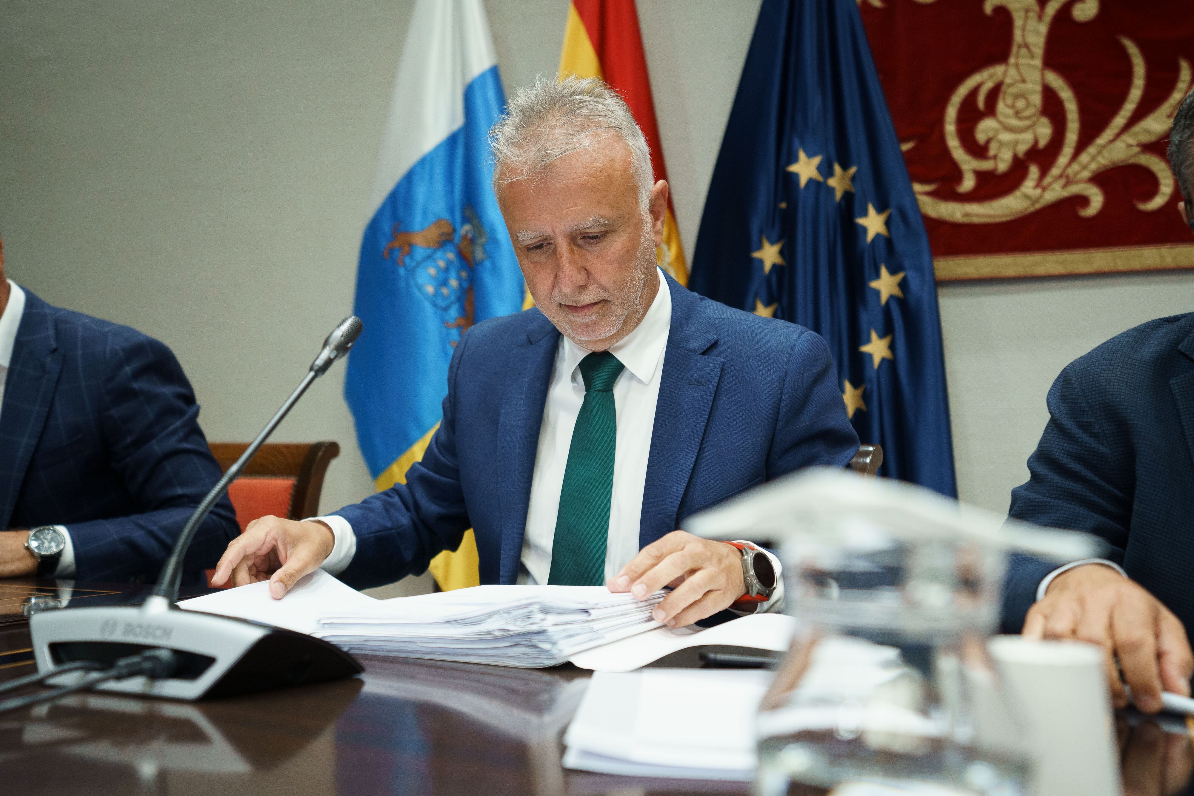SANTA CRUZ DE TENERIFE (ESPAÑA), 23/06/2025.- El ministro de Política Territorial, Ángel Víctor Torres, comparece este lunes ante la comisión del Parlamento de Canarias que investiga las compras de material sanitario al inicio de la pandemia de covid-19, durante su mandato como presidente de la comunidad autónoma. EFE/Ramón de la Rocha
